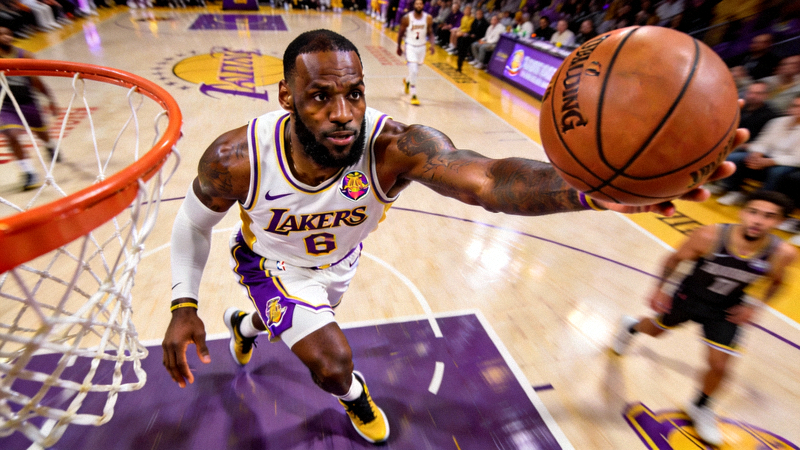 NBA湖人队球星勒布朗詹姆斯在比赛中突破上篮的精彩瞬间特写