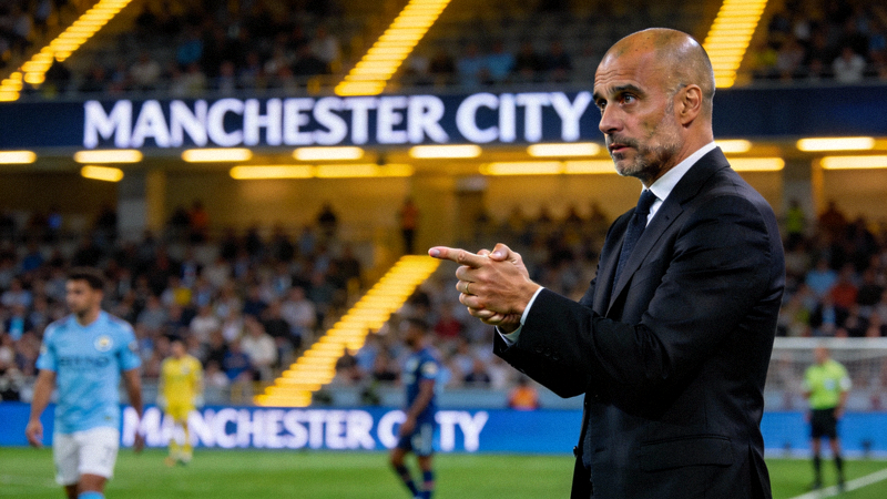 英超曼城队主教练瓜迪奥拉在场边指挥比赛的专注神情